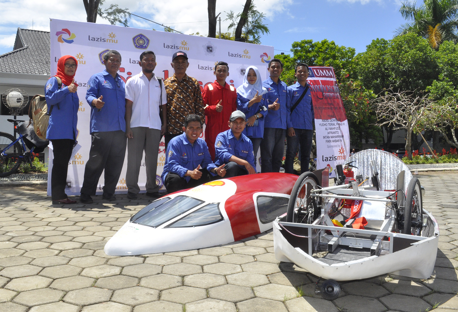 Barisan Tim Shingasari supermileage dan jajaran Fakultas Teknikl UMM saat berfoto dengan